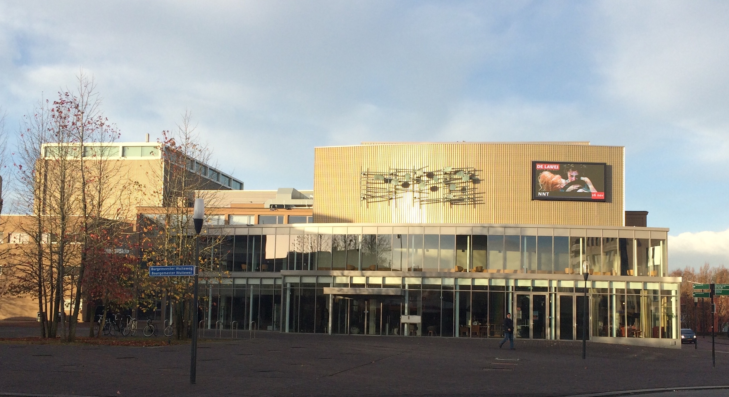 Voorkant van schouwburg De Lawei