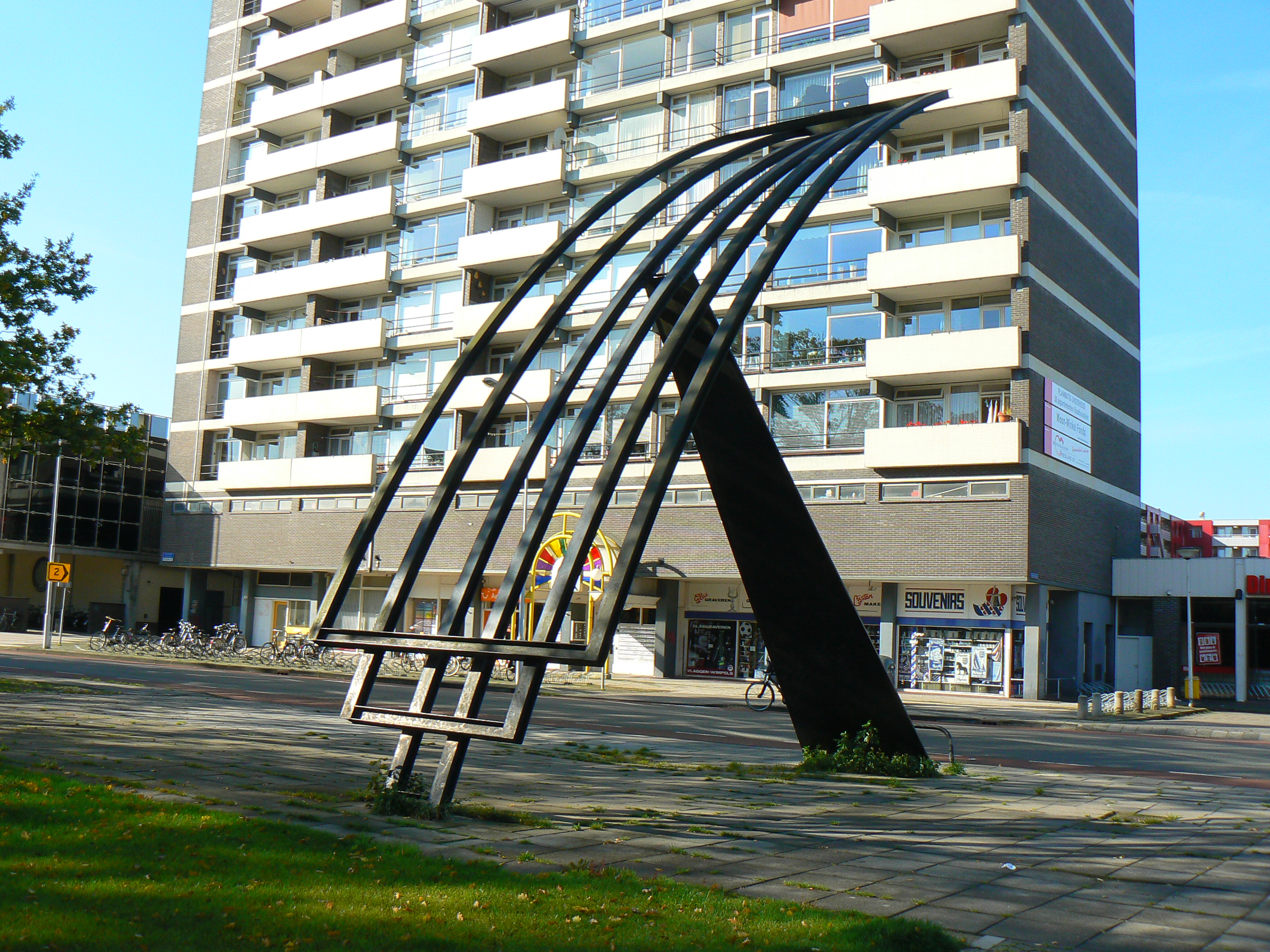 Kunstwerk 'Boog' van Ids Willemsma op het Raadhuisplein