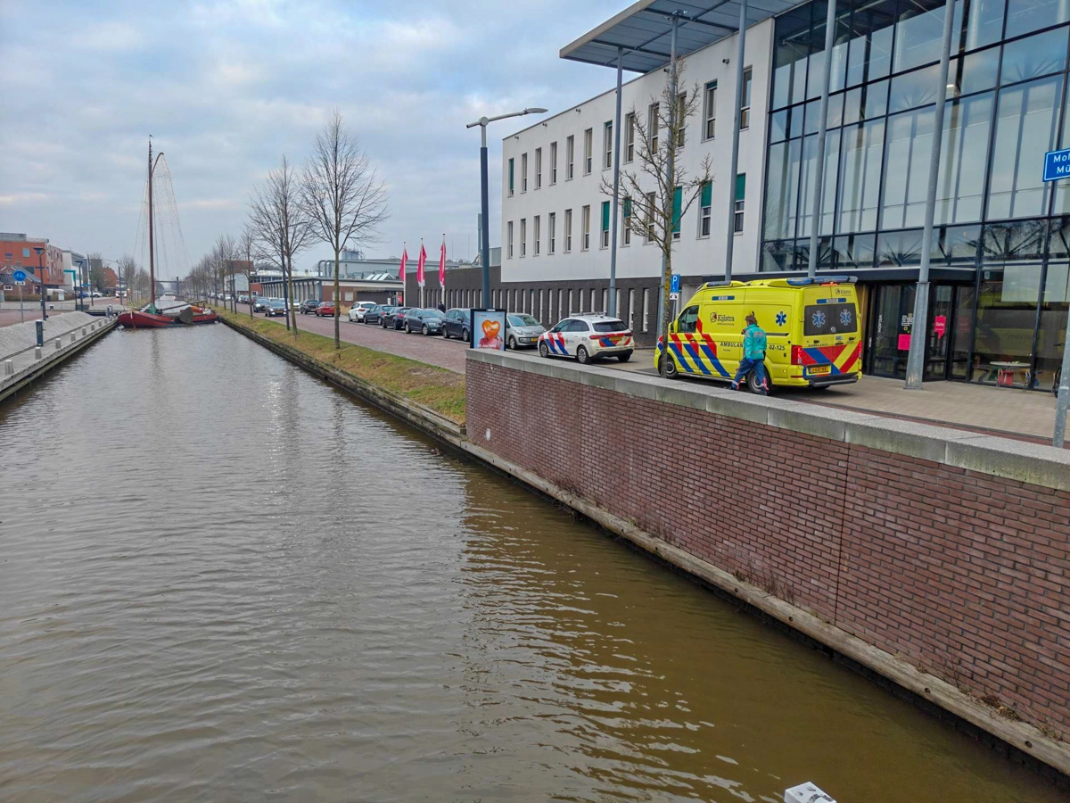 Fietser raakt te water in Drachtstervaart