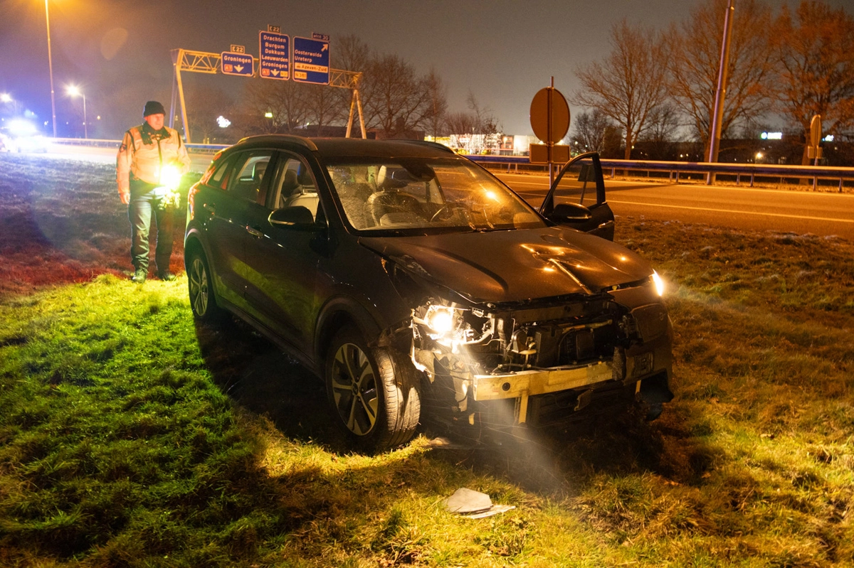 Bestuurder botst tegen vangrail op A7