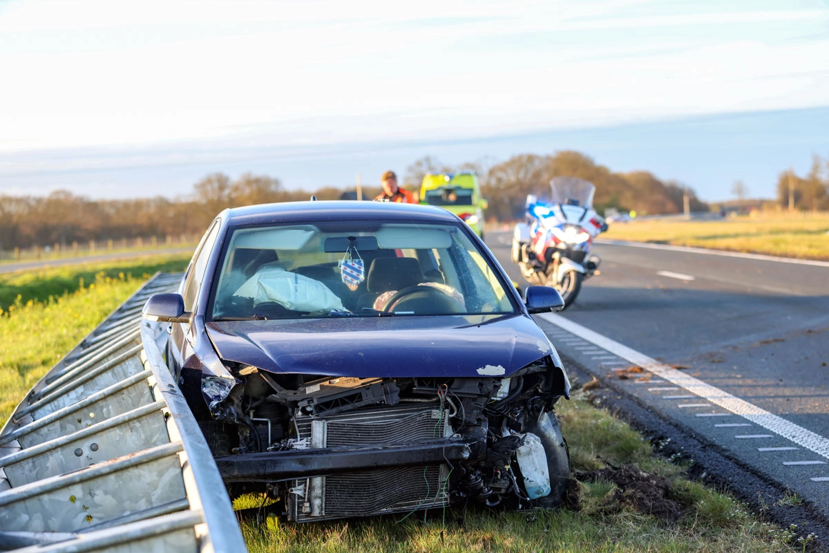 Automobilist valt in slaap en botst tegen vangrail