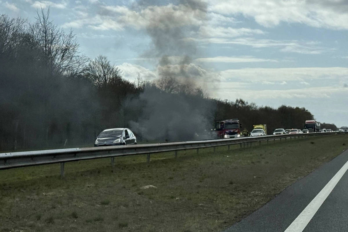 Forse file richting Drachten door autobrand op A7