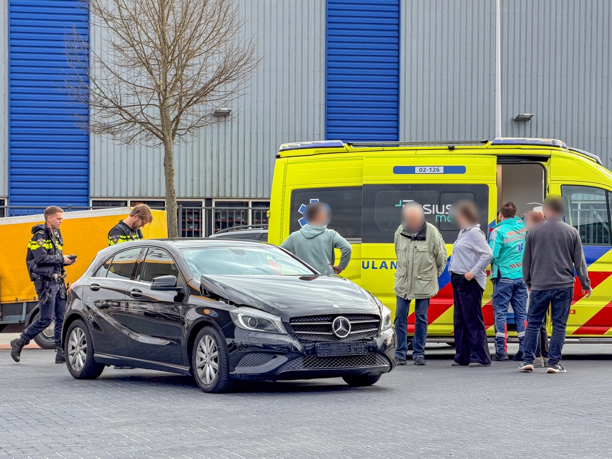 Auto botst achterop aanhanger in Drachten