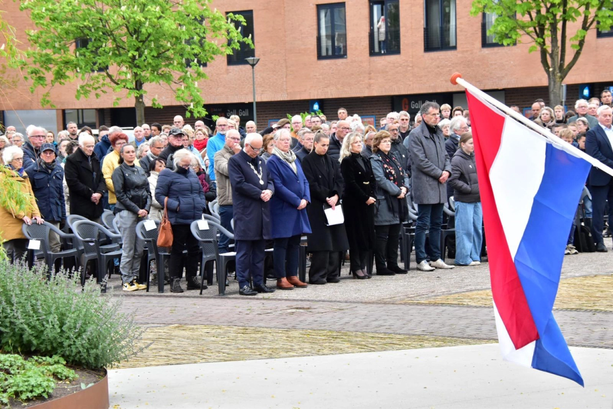 Duizend mensen bij dodenherdenking in Drachten