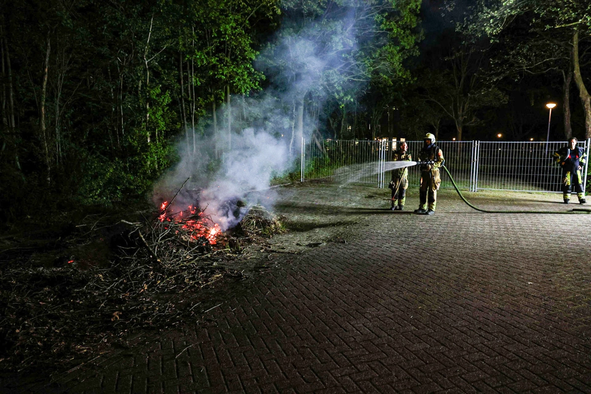 Brand op parkeerplaats bij VV ONB