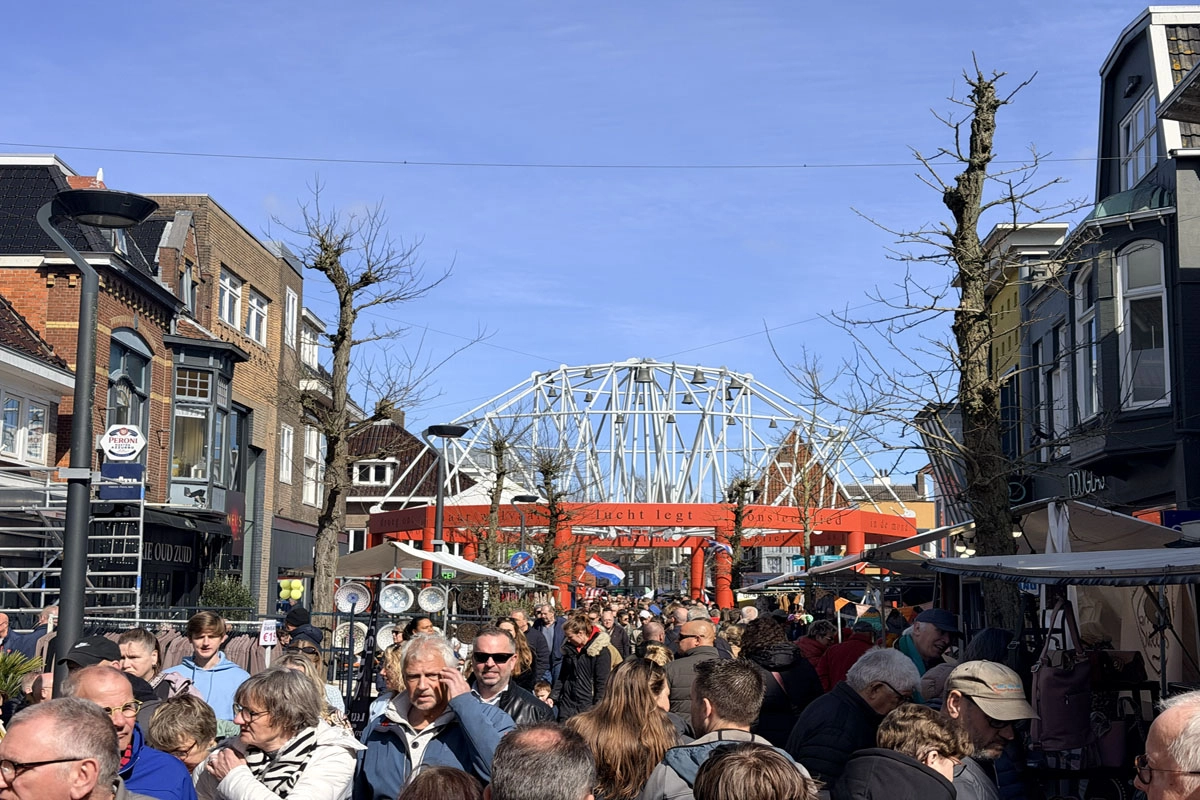 Gezellige drukte op paasjaarmarkt in Drachten