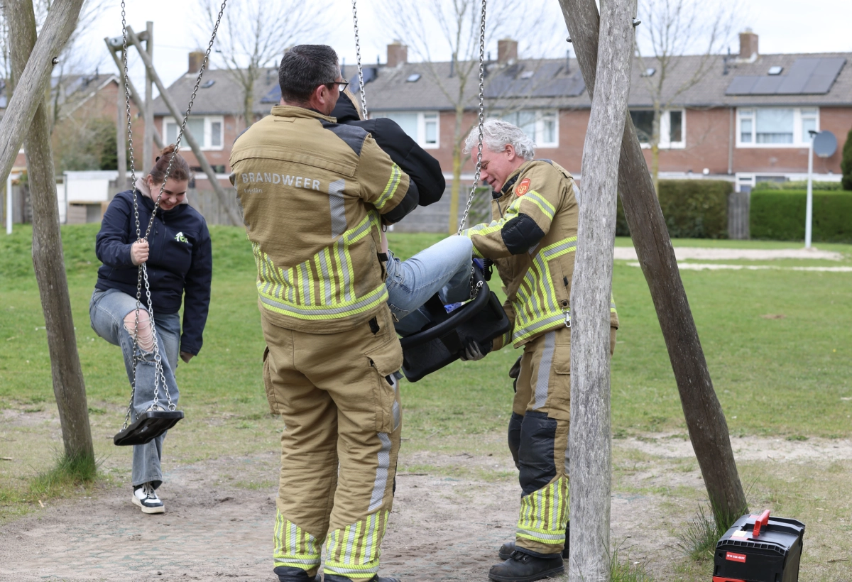 Meisje (17) zit anderhalf uur vast in schommel
