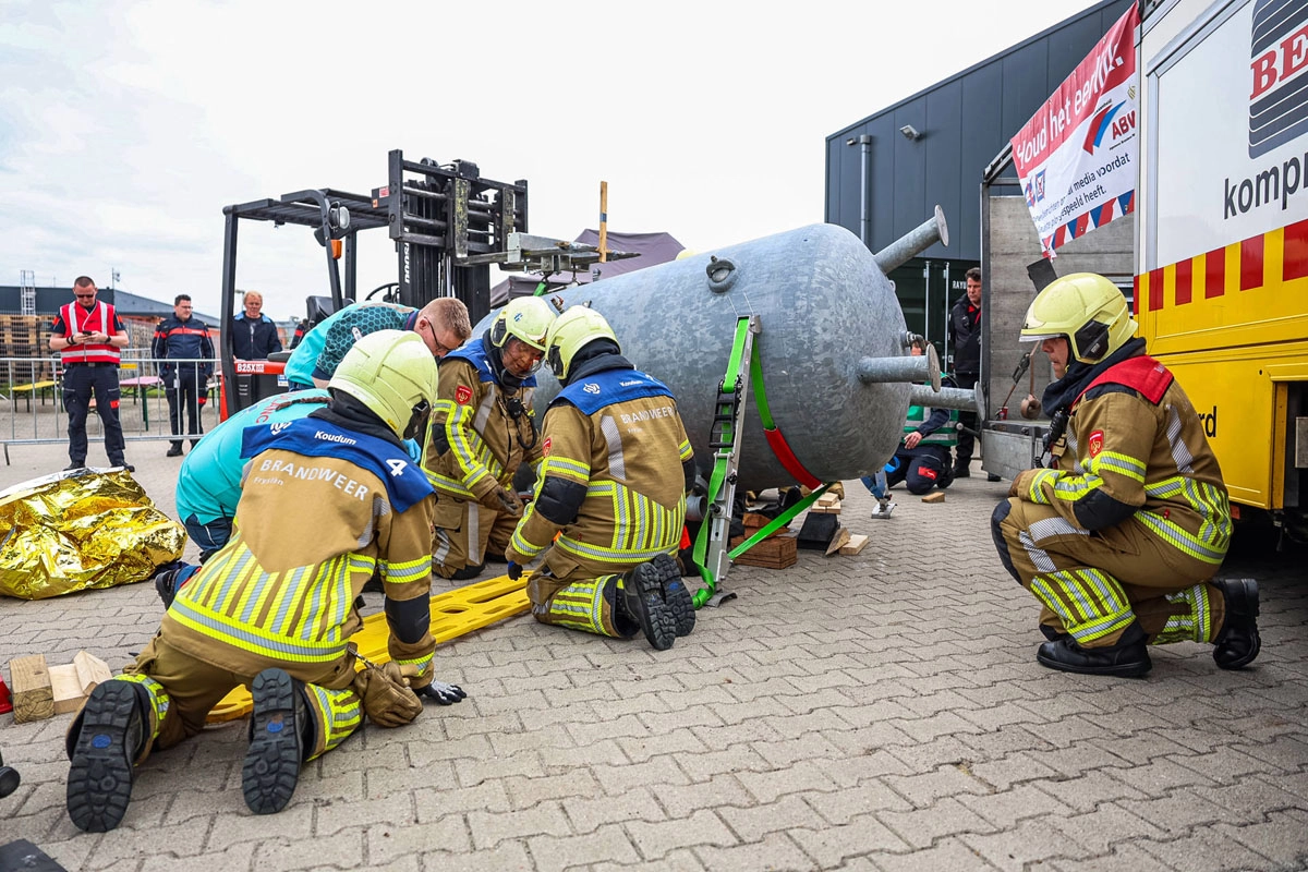 Brandweerteams strijden tijdens brandweerwedstrijden in Drachten