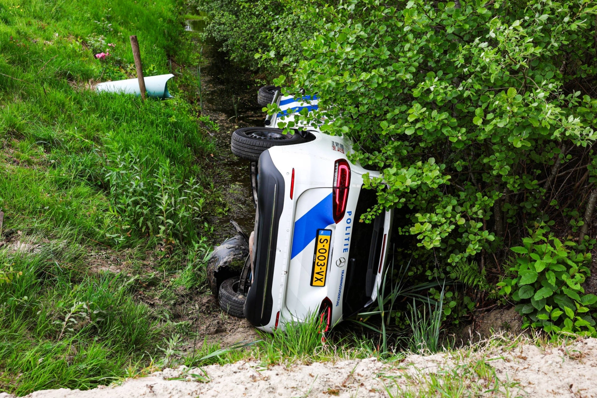 Politieauto raakt te water in Drachten