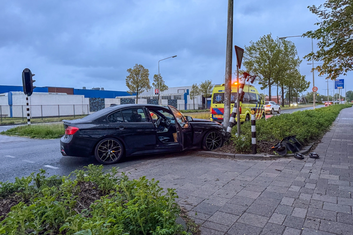 Jonge BMW-rijdster botst tegen verkeerslicht