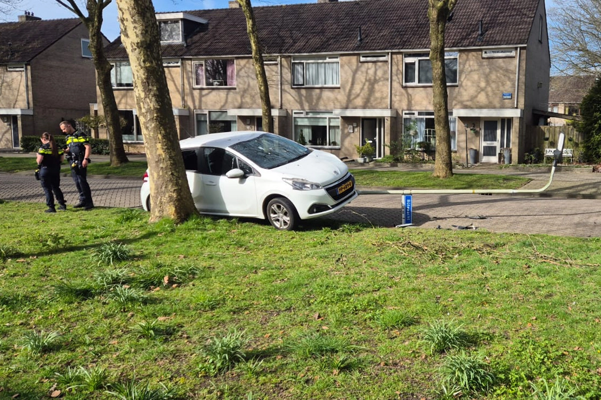 Automobiliste rijdt lantaarnpaal omver in Drachten
