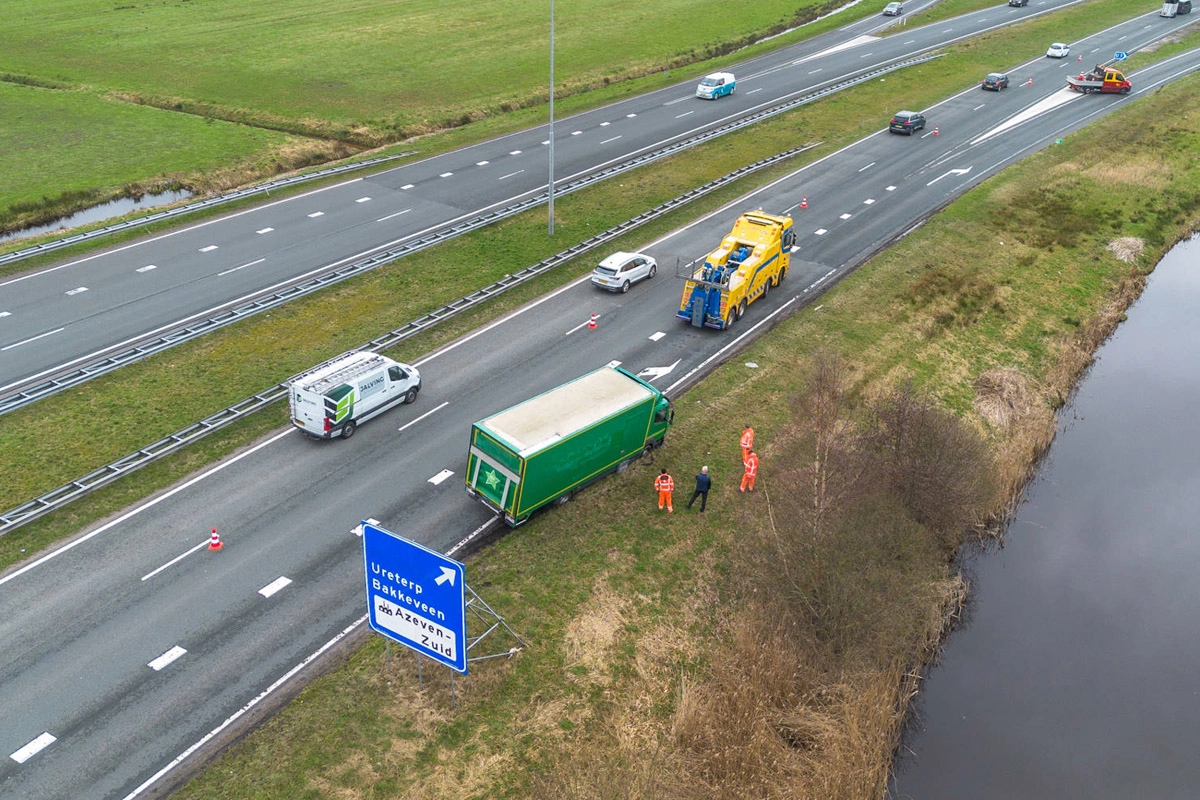 Vrachtwagen vast in berm bij afrit Drachten-Azeven