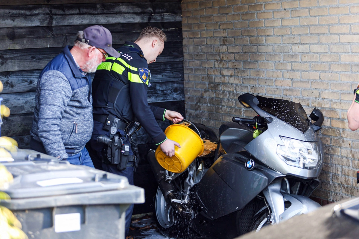 Motor in brand onder overkapping in Drachten