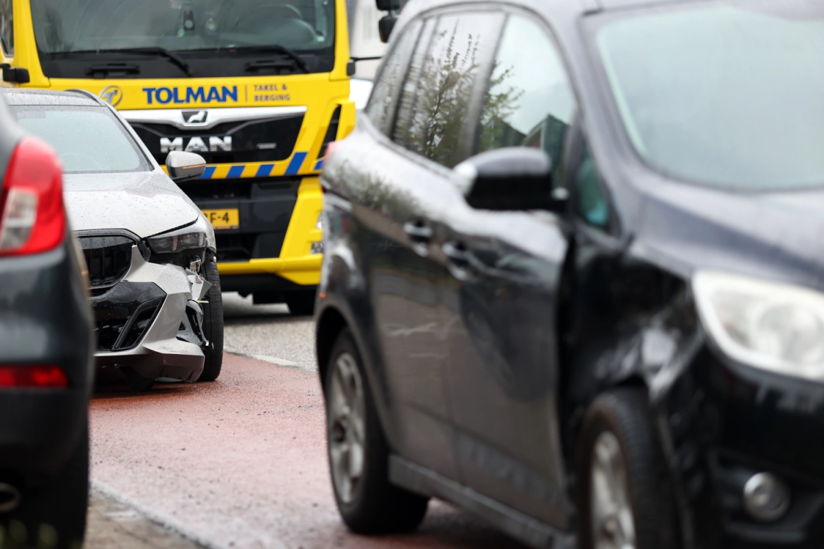 Twee auto's botsen op Zuiderdwarsvaart in Drachten