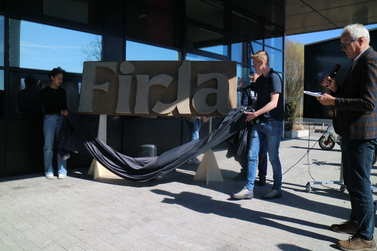 Firda onthult kunstwerk als voorproefje op nieuwbouw