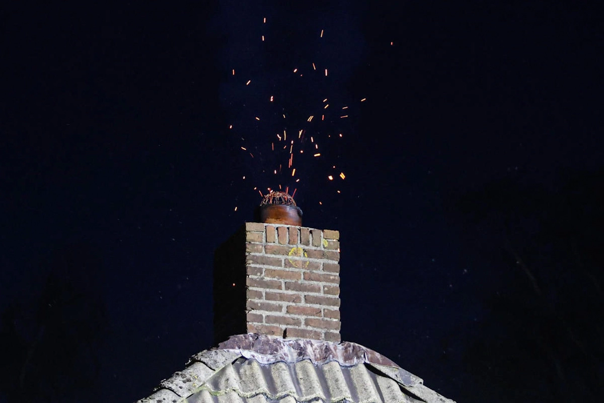 Vonken vliegen uit schoorsteen in Ureterp
