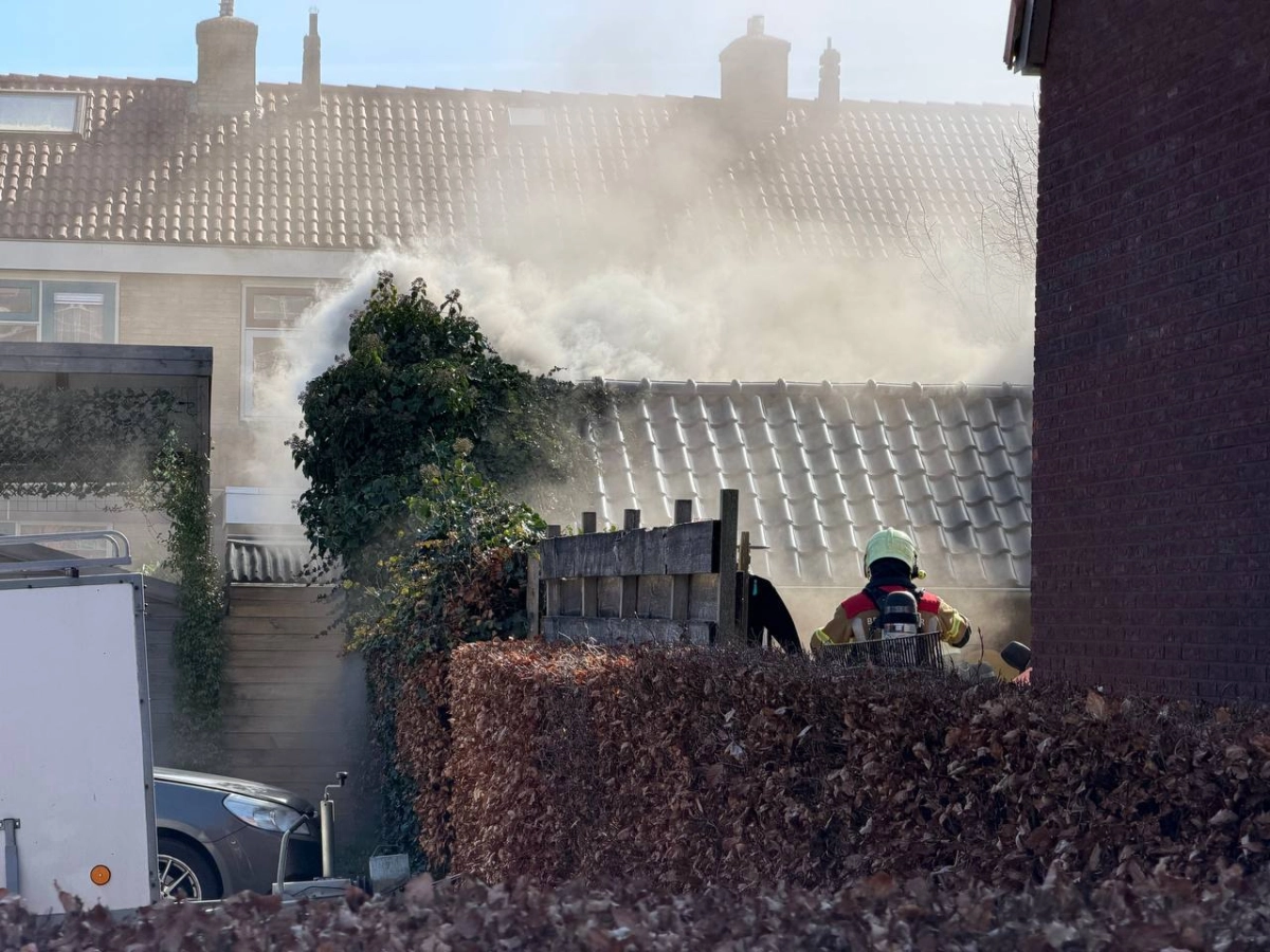 Veel rookontwikkeling bij brand in schuurtjes