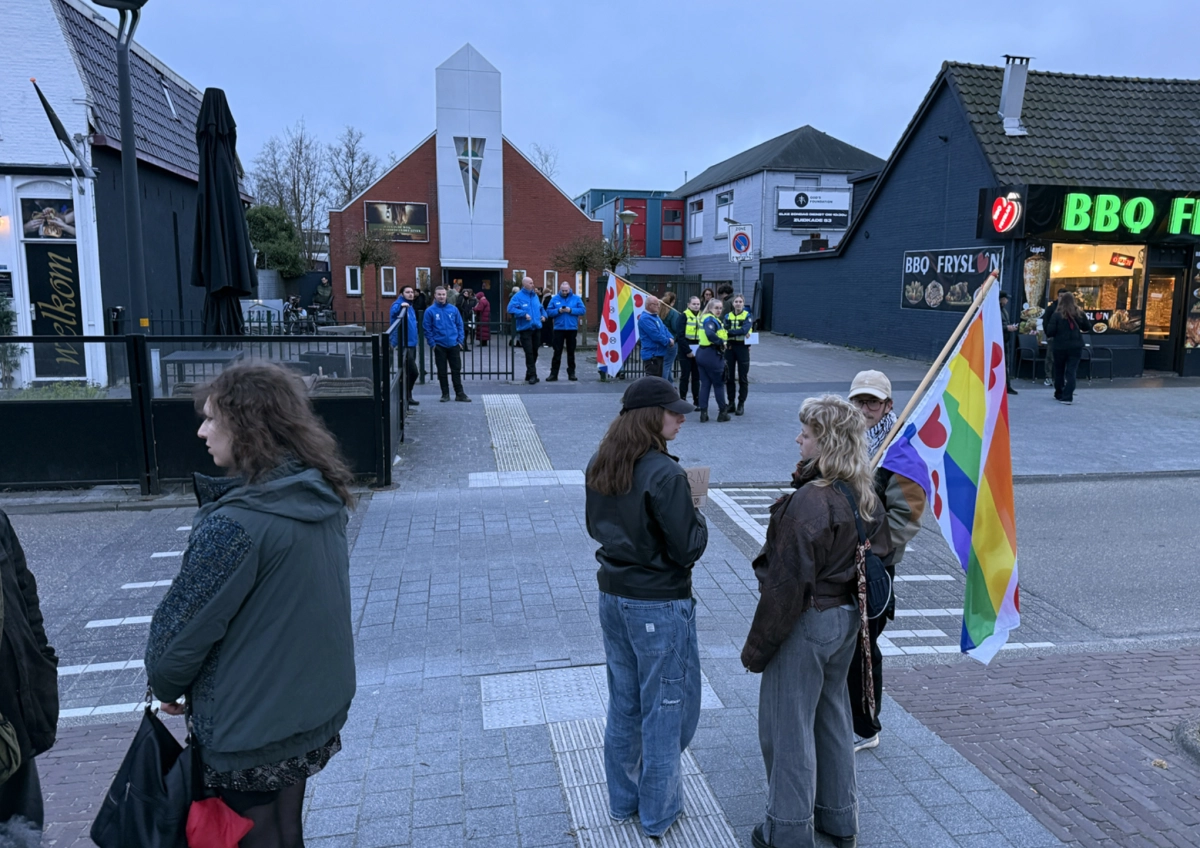 Twee vrouwen aangehouden bij protest tegen omstreden gebedsgenezer