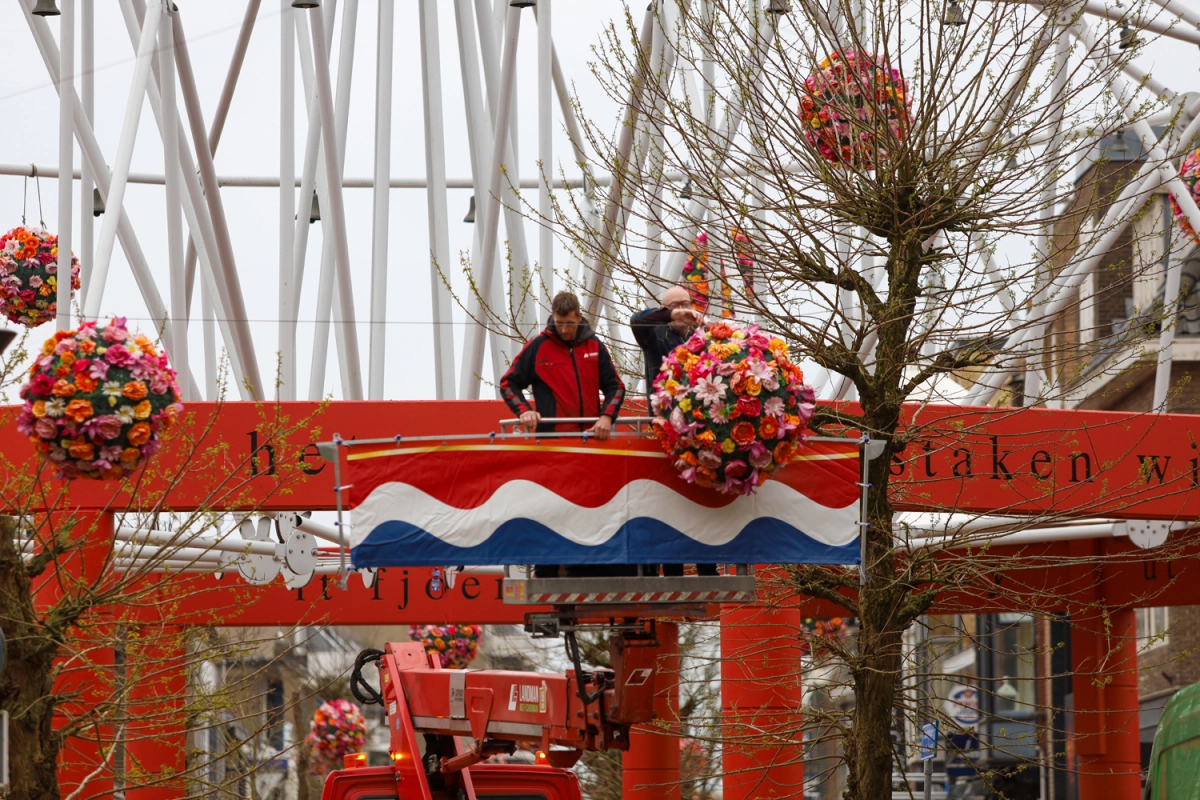 Winkelcentrum Drachten mooi versierd voor Koningsdag