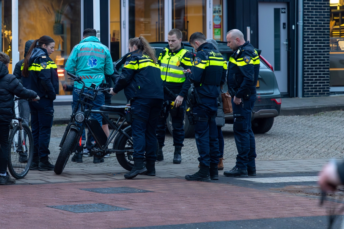 Auto in botsing met fatbiker in Drachten