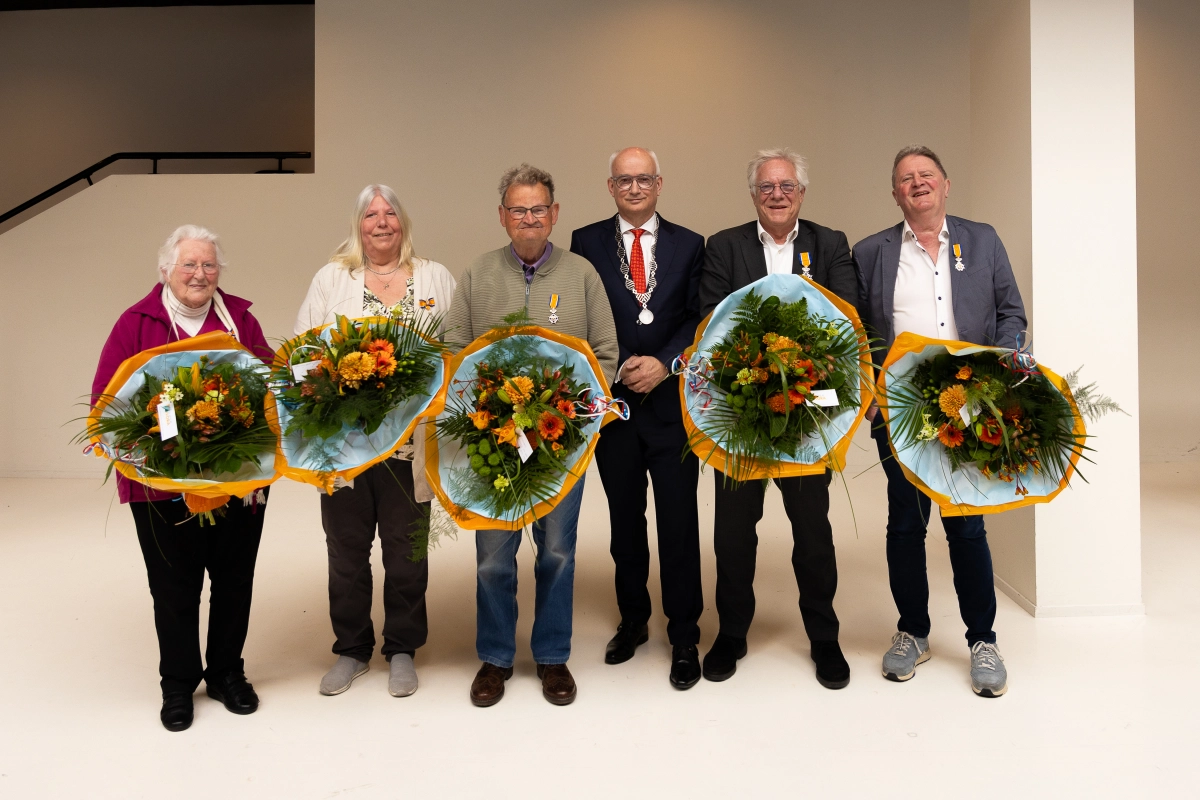 Ridder en vier Leden in de Orde van Oranje Nassau in Smallingerland