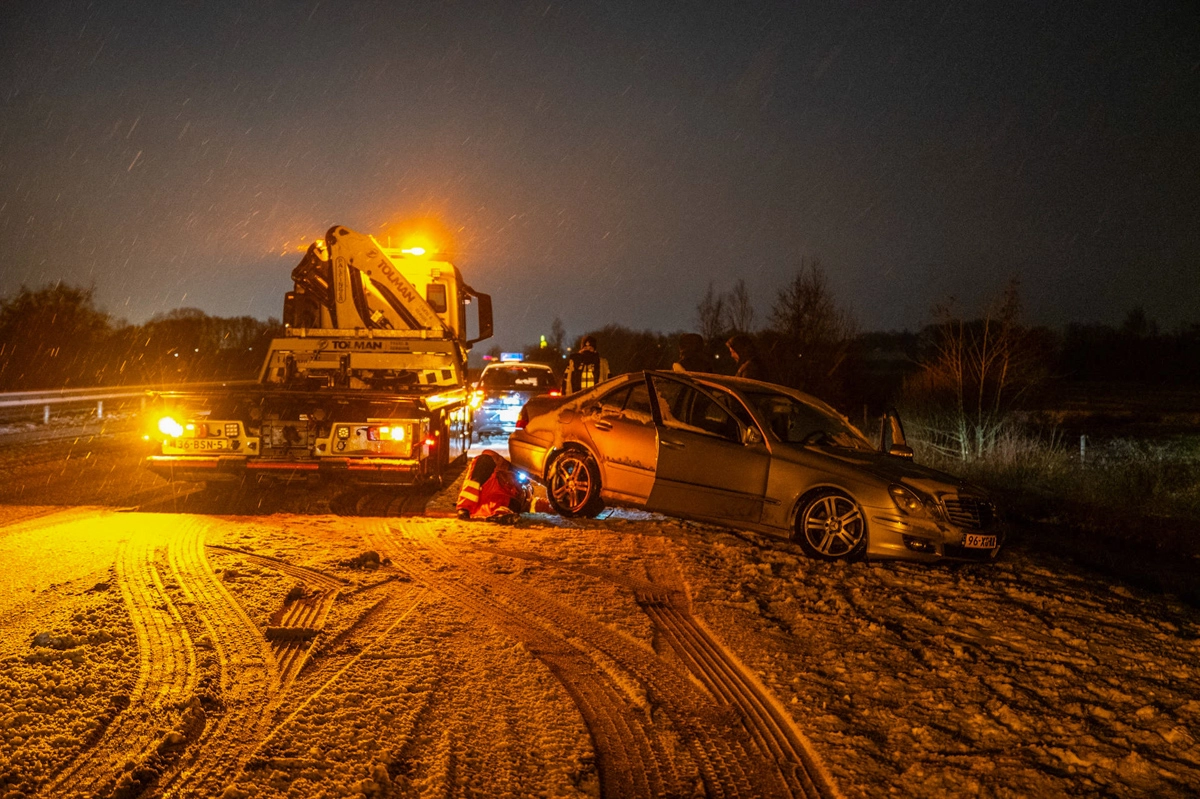 Auto glijdt sloot in langs N381 bij Ureterp
