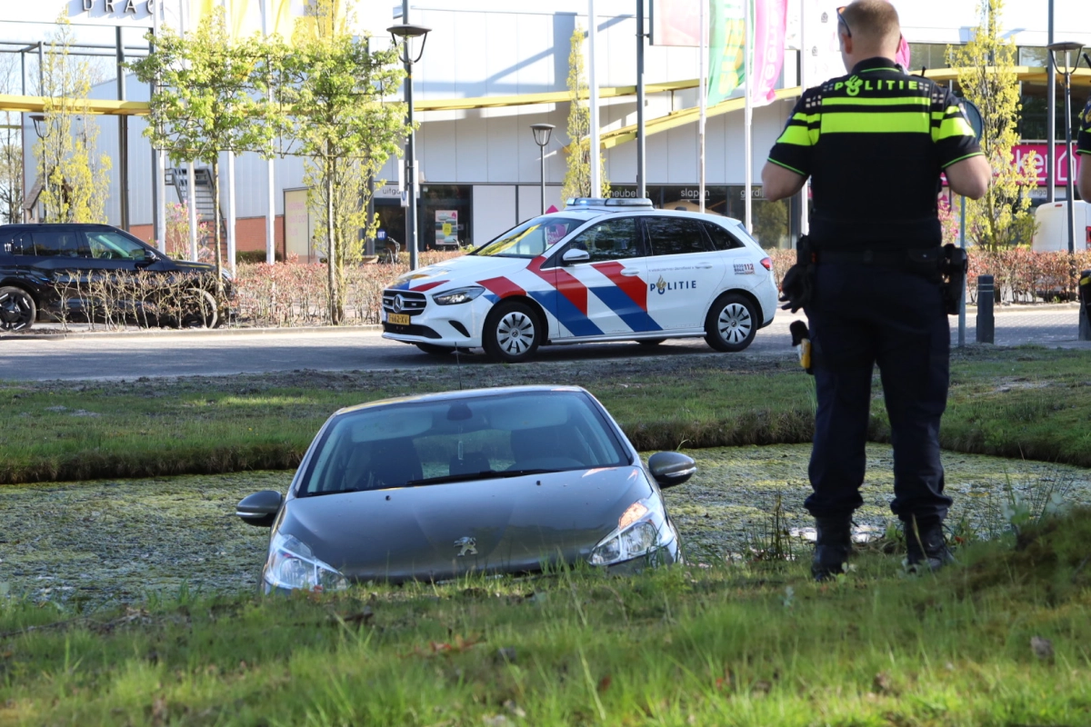 Automobiliste belandt in sloot bij woonboulevard