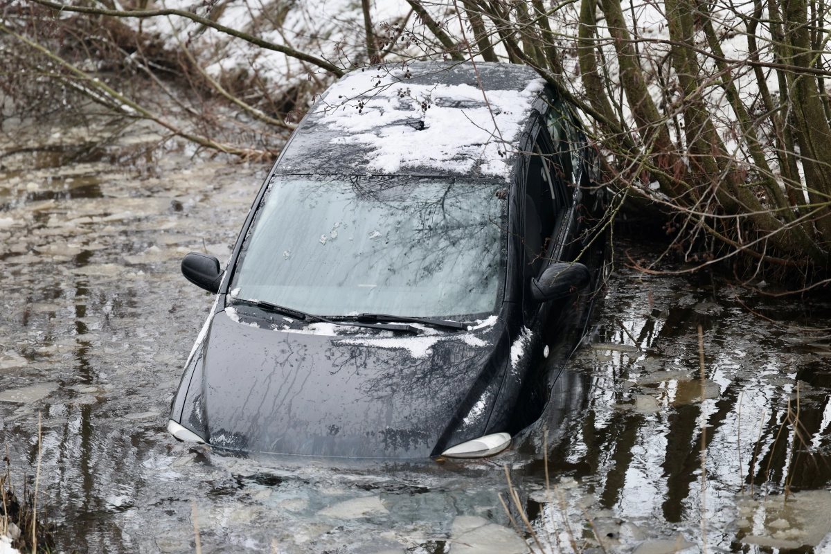 Auto belandt in sloot langs N31 bij Nijega