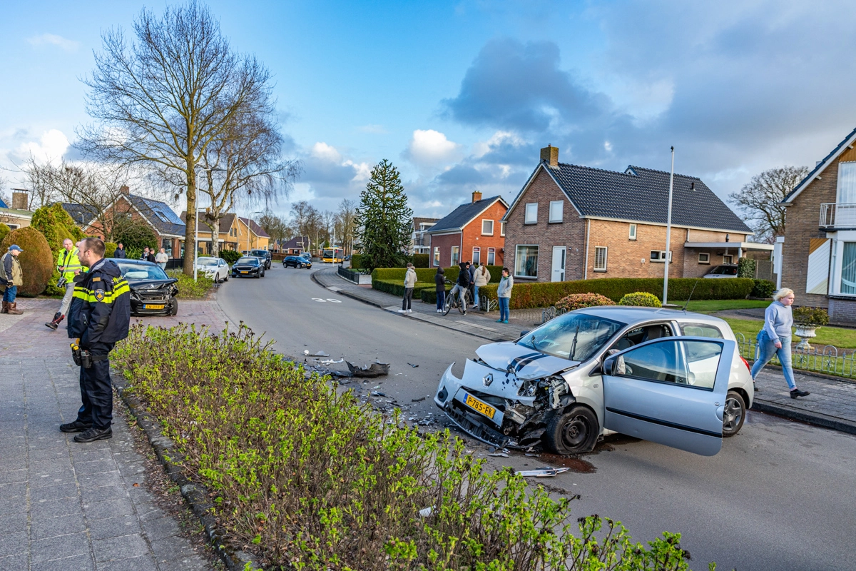 Flinke schade bij botsing tussen twee auto's