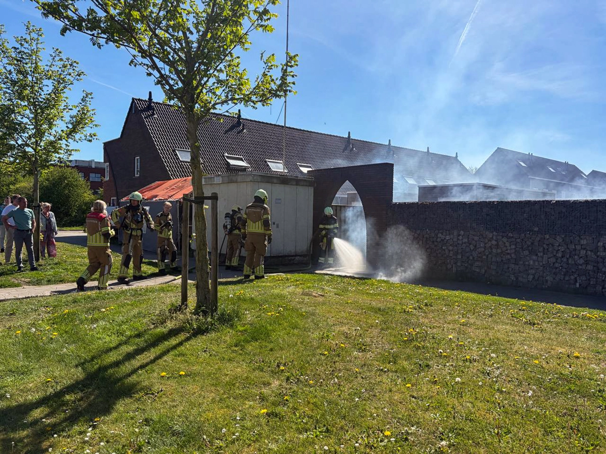 Papierbrand slaat over naar schutting