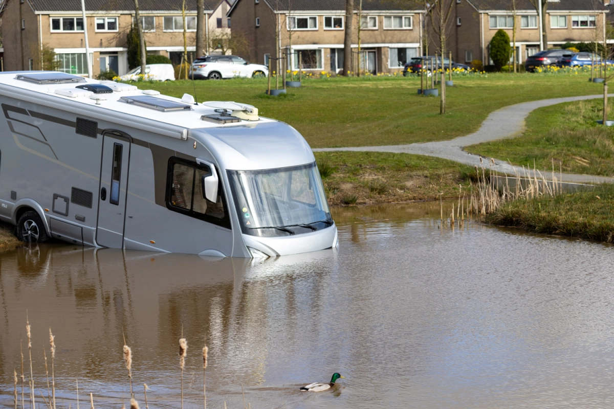 Camper rolt water in tijdens proefkampeerweek