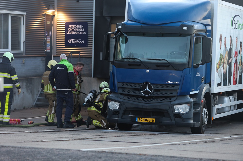 Brandweer uitgerukt voor rokende vrachtwagen