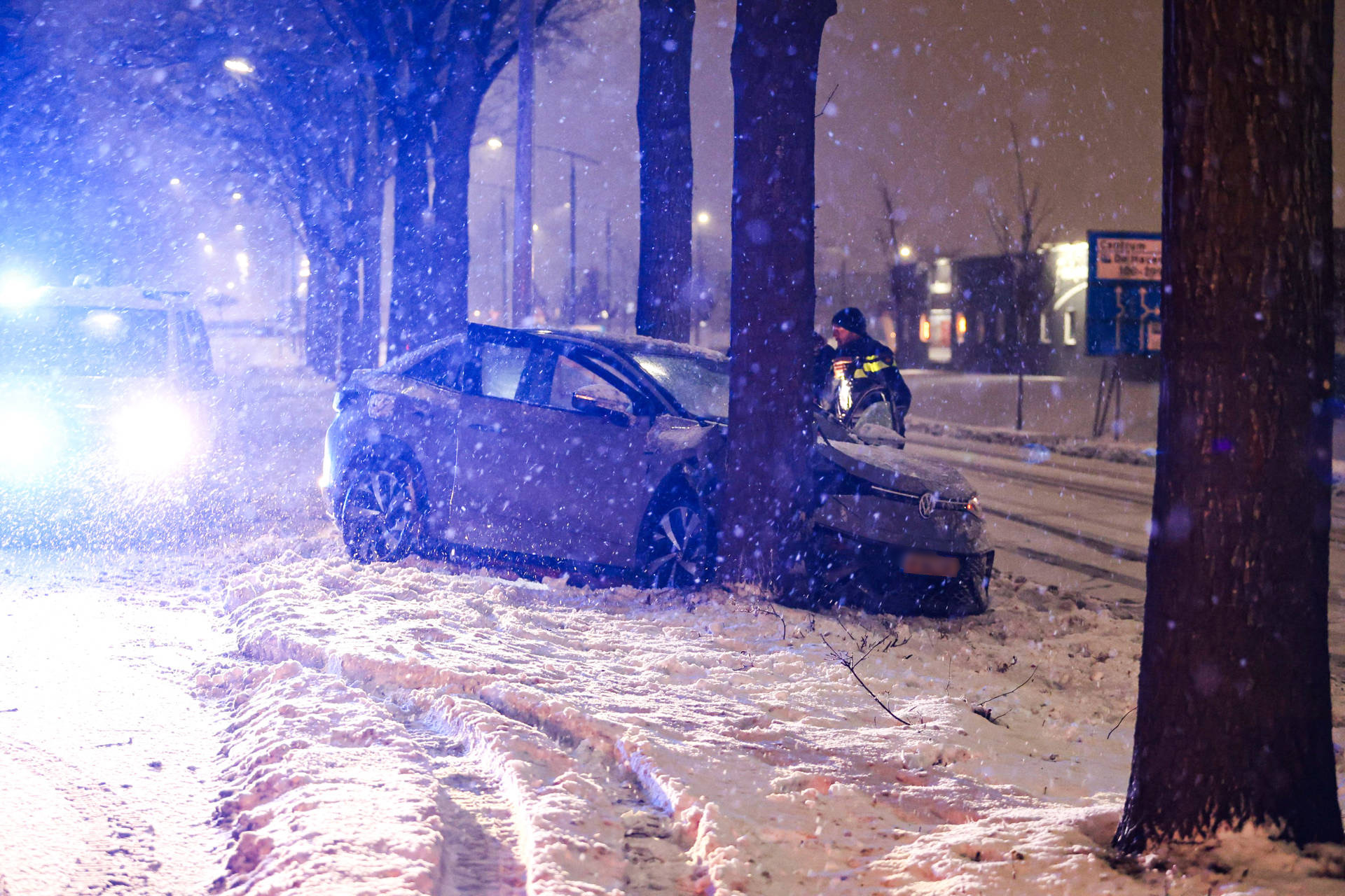 Auto botst door gladheid tegen boom bij eenzijdig ongeval